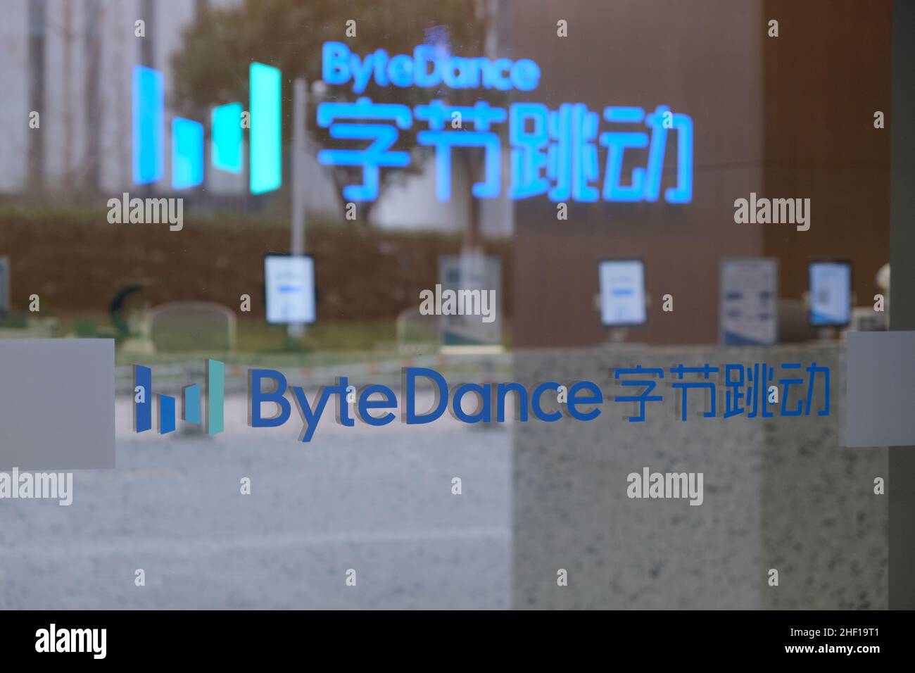 Nahaufnahme des Bytedance Firmenlogos auf dem Glas des Büros. Ein chinesisches IT-Unternehmen. Entwickler von TikTok. Stockfoto