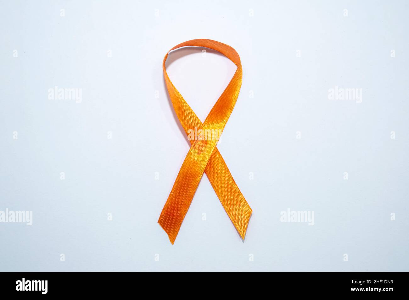 Orangefarbenes Band als Symbol für Tiermissbrauch, Leukämiebewusstsein, Nierenkrebsassoziation, Multiple Sklerose mit Kopierraum. Stockfoto