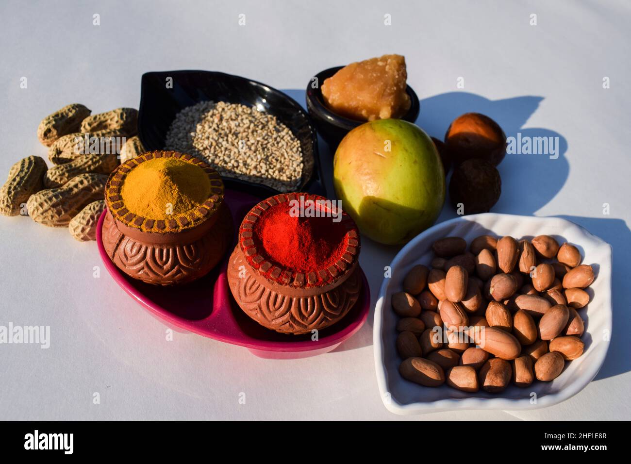 Tilgul Sesam Chikki Bars. Peanut Chikki und Sesam til Chiki Brühlinge mit haldi Kumkum, indischer grüner Apfel-Jujube ber, braunen Bora-Früchten und ganz g Stockfoto