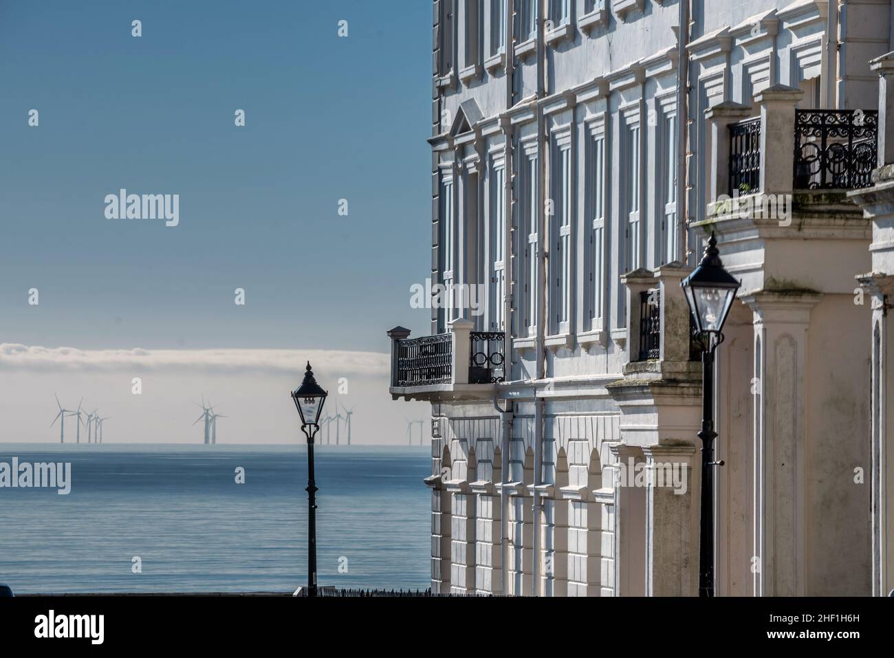 Brighton, Januar 13th 2022: Die Windfarm Rampion ist heute von der Strandpromenade in Hove aus zu sehen Stockfoto