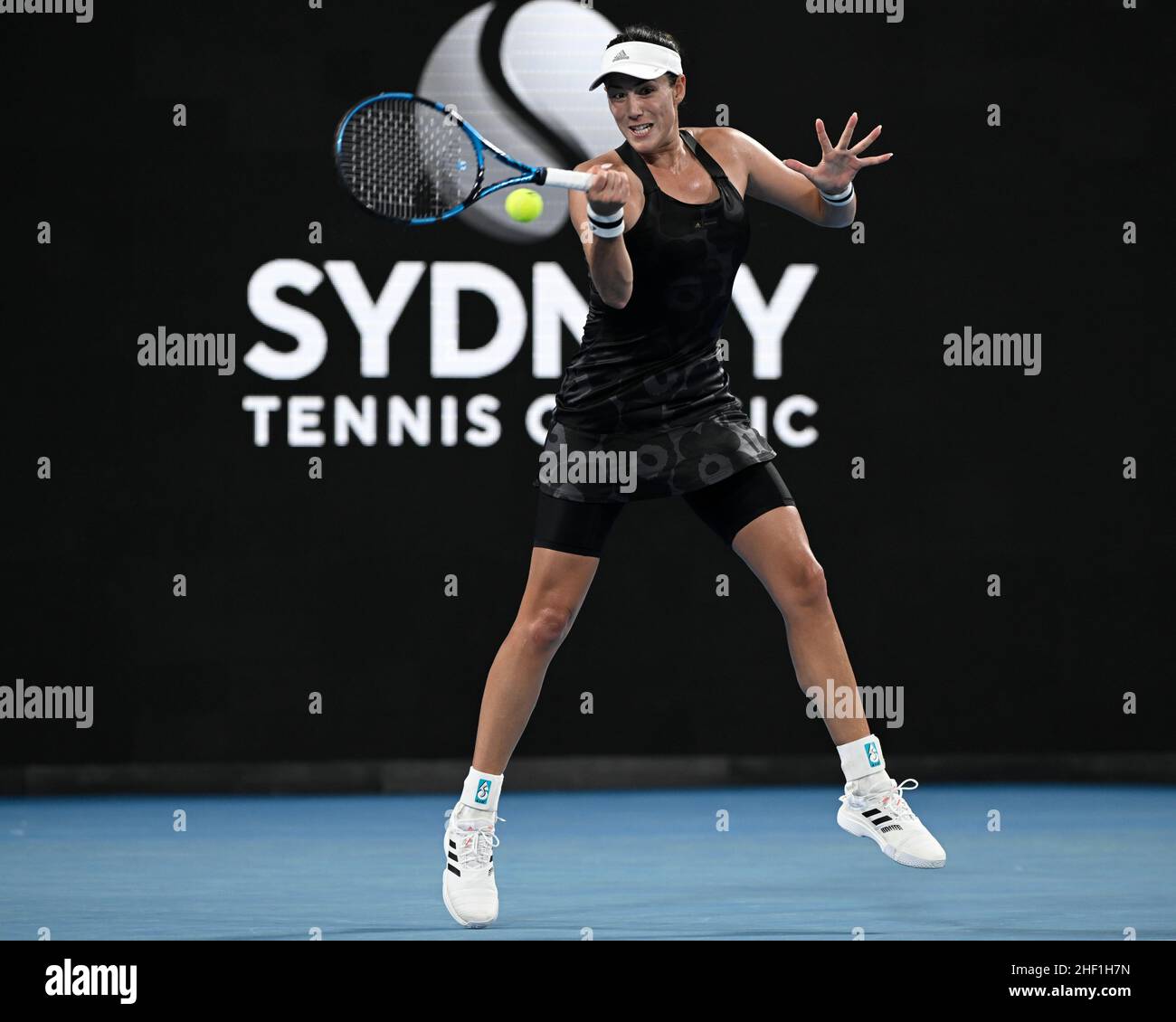 13th. Januar 2022: Ken Rosewall Arena, Sydney Olympic Park, Sydney, Australien; Sydney Tennis Classic, Tag 5: Garbine Muguruza von Spanien trifft eine Vorhand zu Daria Kasatkina von Russland Stockfoto