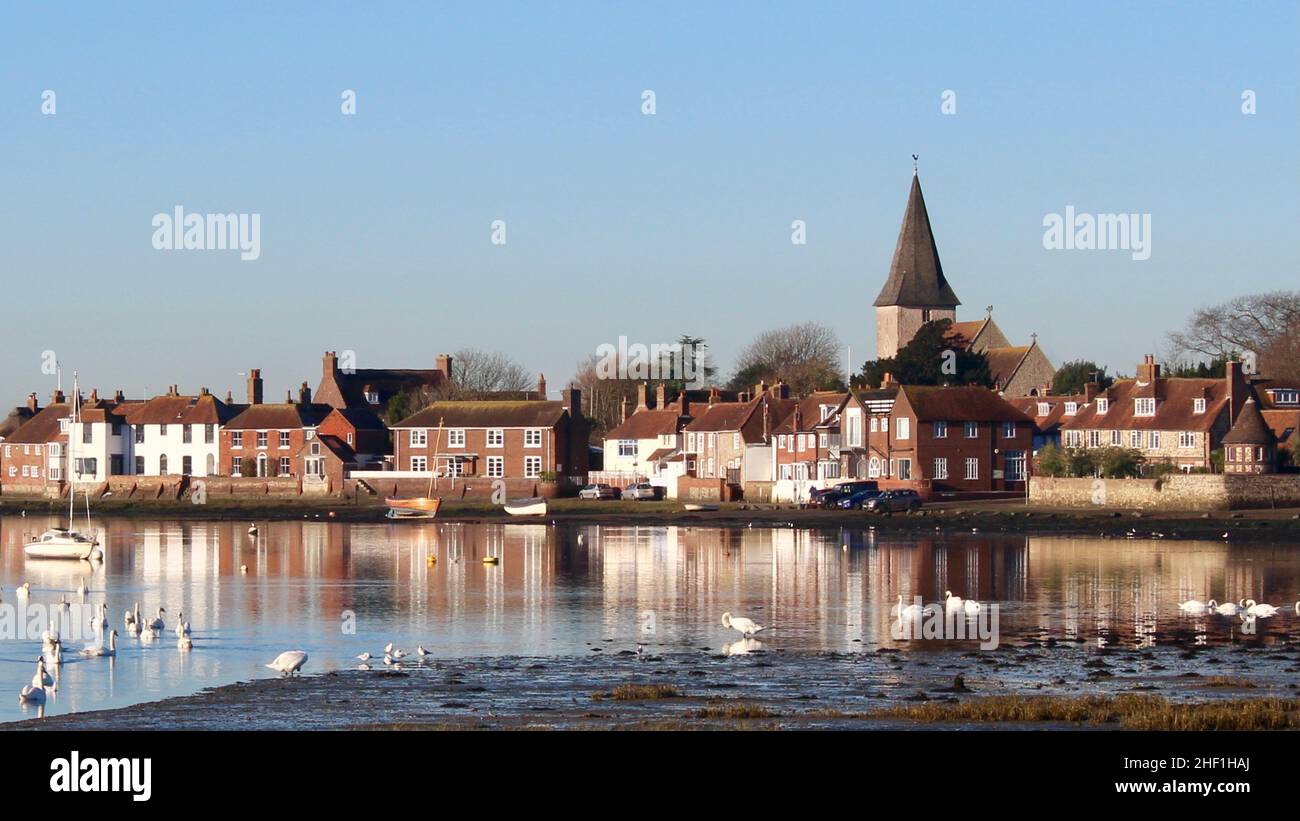 Bosham Village vom öffentlichen Fußweg, der neben dem alten Schulhaus verläuft. Stockfoto