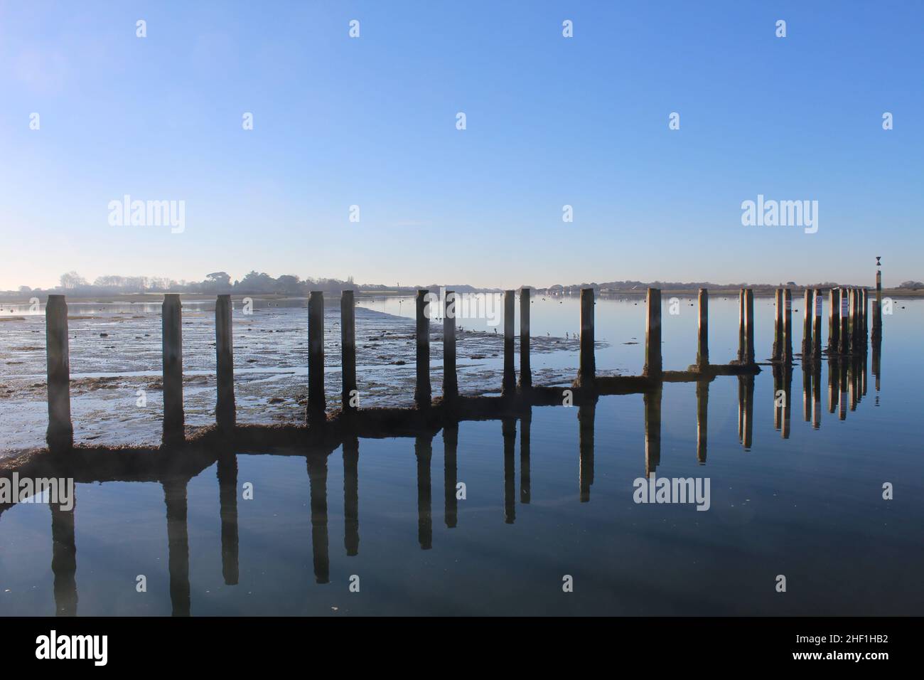 Anlegestellen am Bosham Quay, die sich bis zum fernen Horizont erstrecken Stockfoto