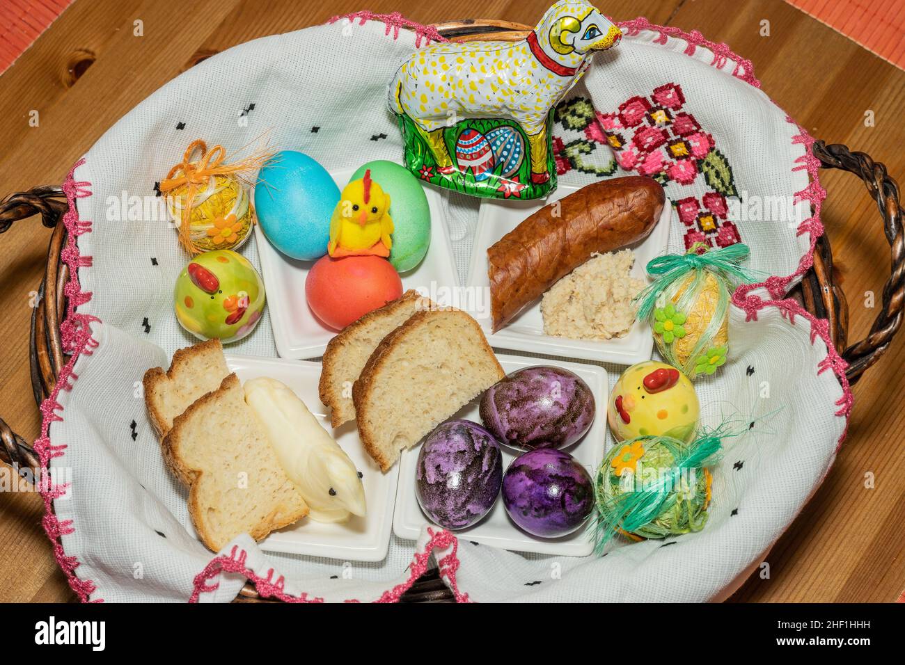 Der Segen der Osterkörbe ist eine der beständigsten und beliebtesten polnischen Traditionen am Karsamstag zu Ostern. Stockfoto