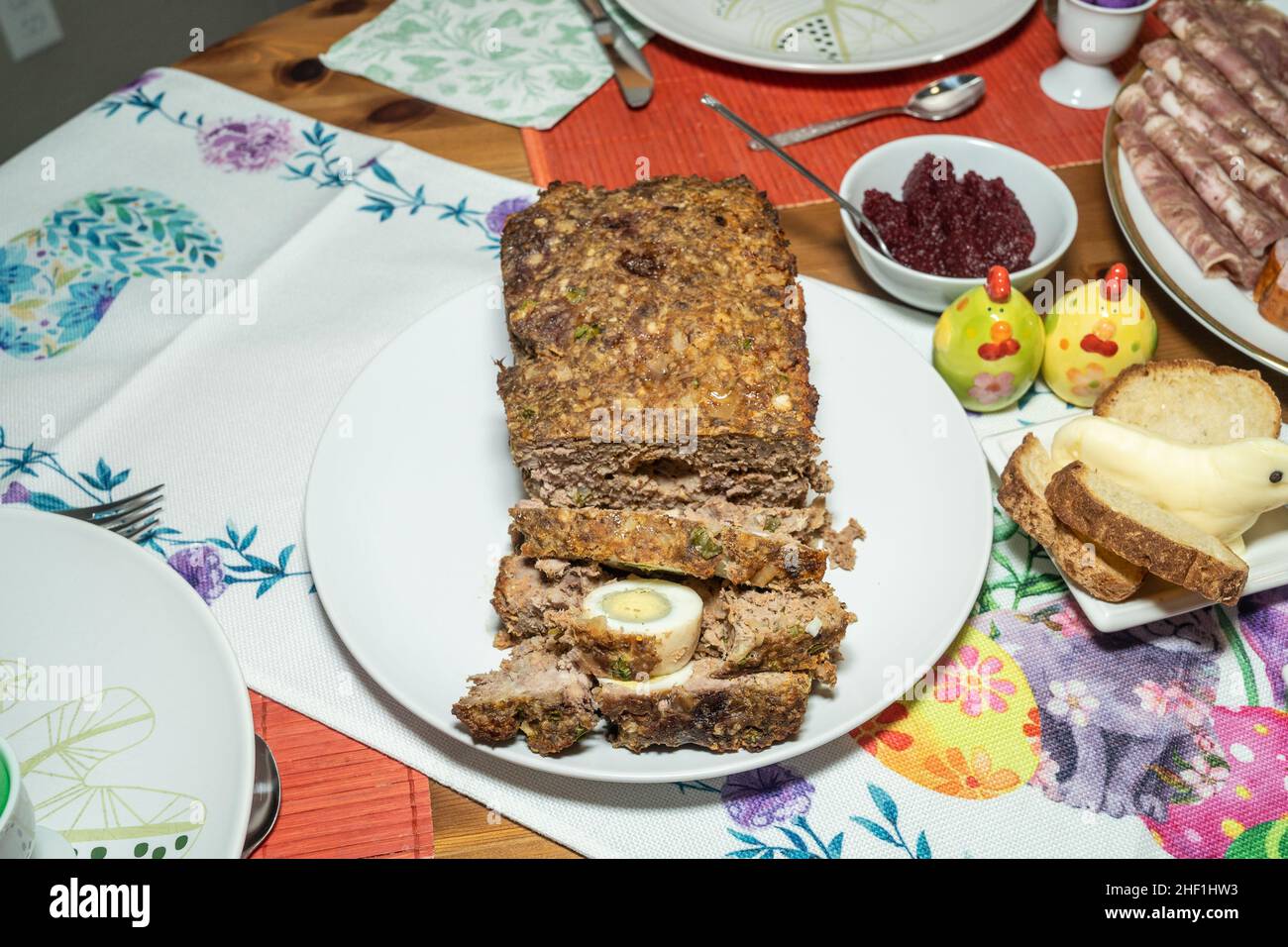 Ostersonntag wird mit einem Osterfrühstück gefeiert. Zum Osterfrühstück gehören die am Ostersamstag gesegneten Speisen sowie andere traditionelle Speisen aus dem Osten Stockfoto
