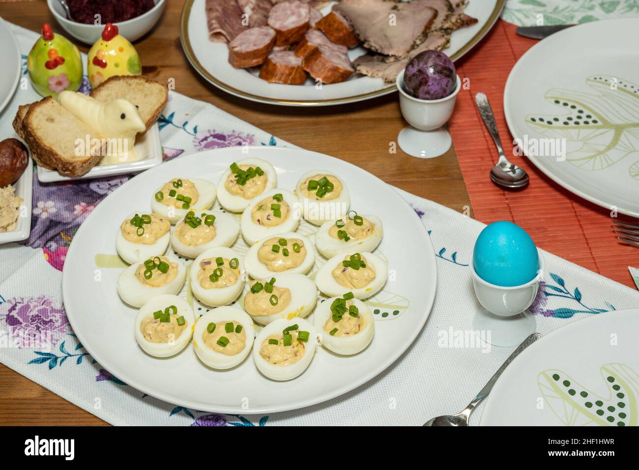 Deviled Eggs sind hart gekochte Eier, die geschält, in zwei Hälften geschnitten und mit einer Paste gefüllt wurden, die aus den Eigelb-Eiern, die mit anderen Zutaten gemischt wurden, hergestellt wurde Stockfoto