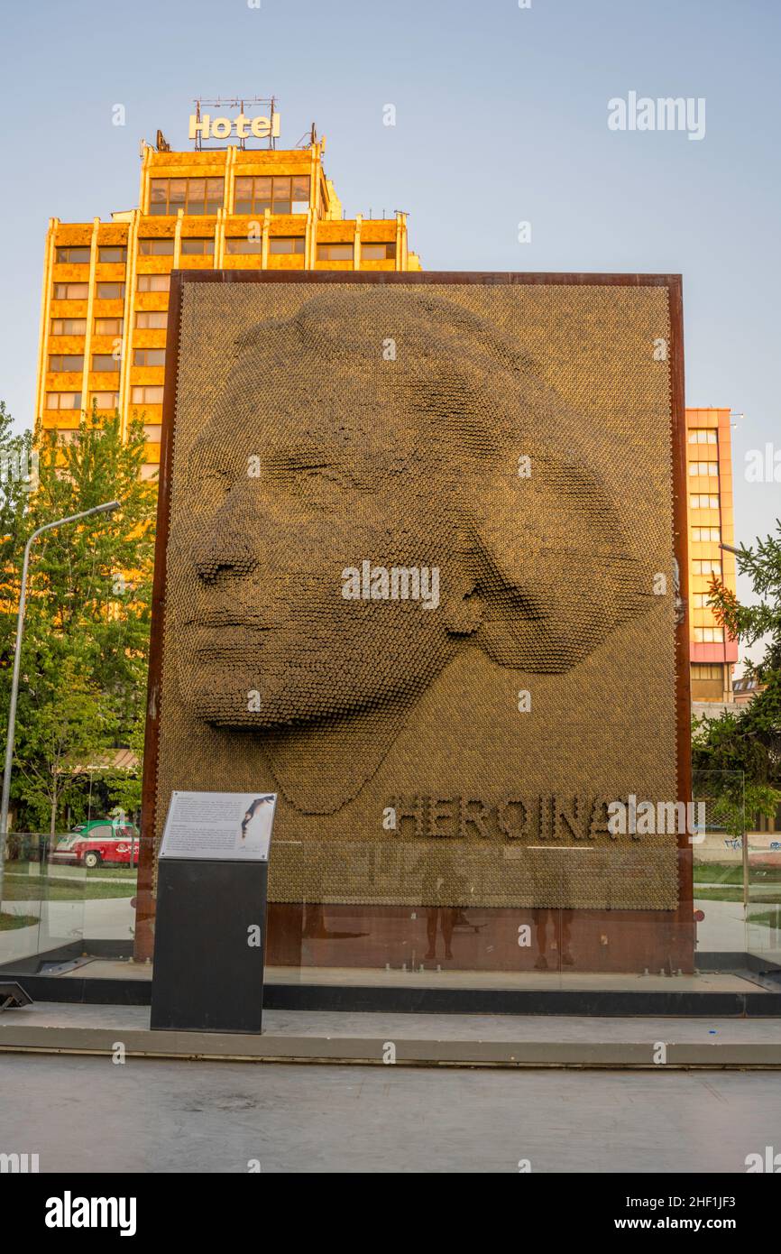 Heldendenkmal / Heroinat-Denkmal in Pristina, Kosovo Stockfoto