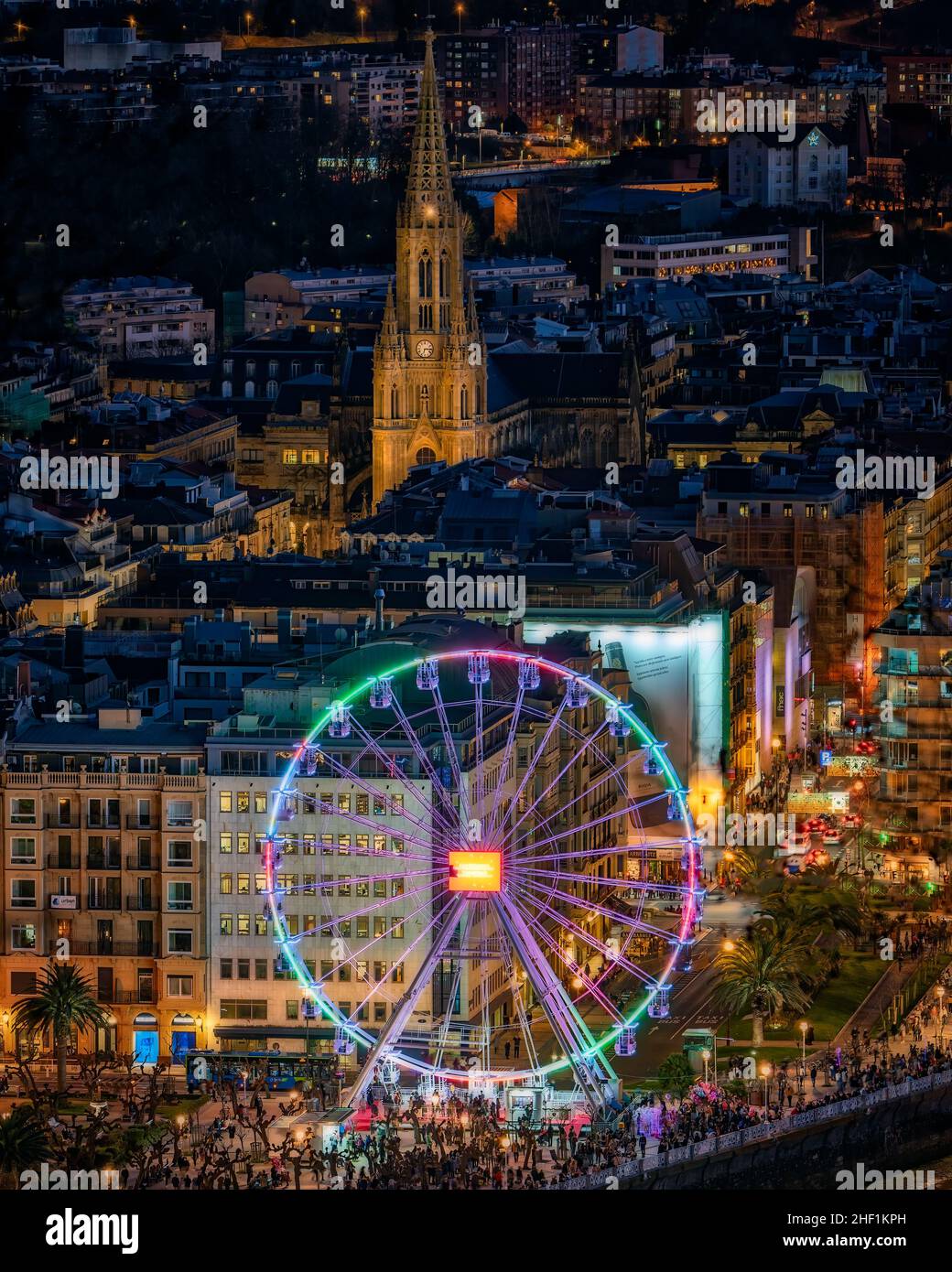 San Sebastián de noche en navidades con la noria funcionando, se puede ver tambien la catedral del buen Pastor iluminada. Stockfoto