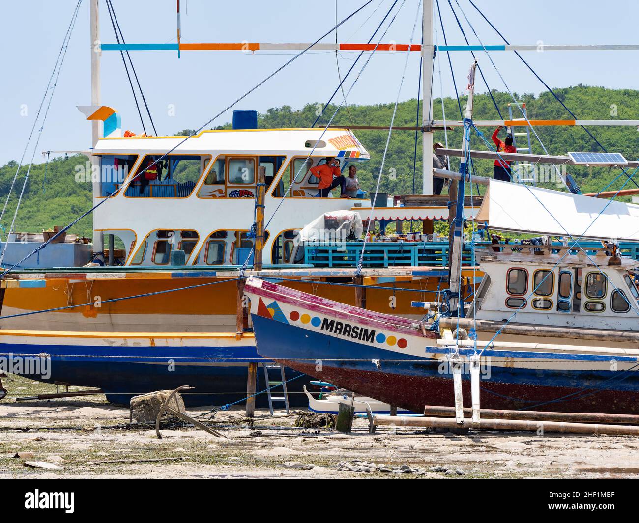 Thunfisch-Fischerboote bei Ebbe im Dorf Tinoto, Maasim in der Provinz Sarangani im Süden von Mindanao, Philippinen. Stockfoto