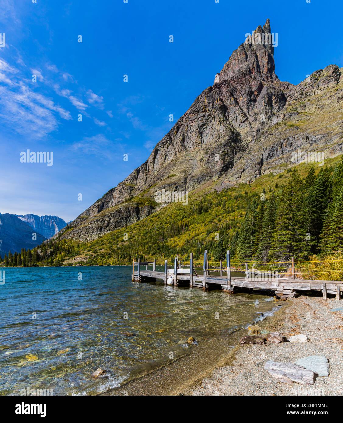Schwimmender Pier am Lake Josephine auf dem Grinnell Glacier Trail, Glacier National Park, Montana, USA Stockfoto