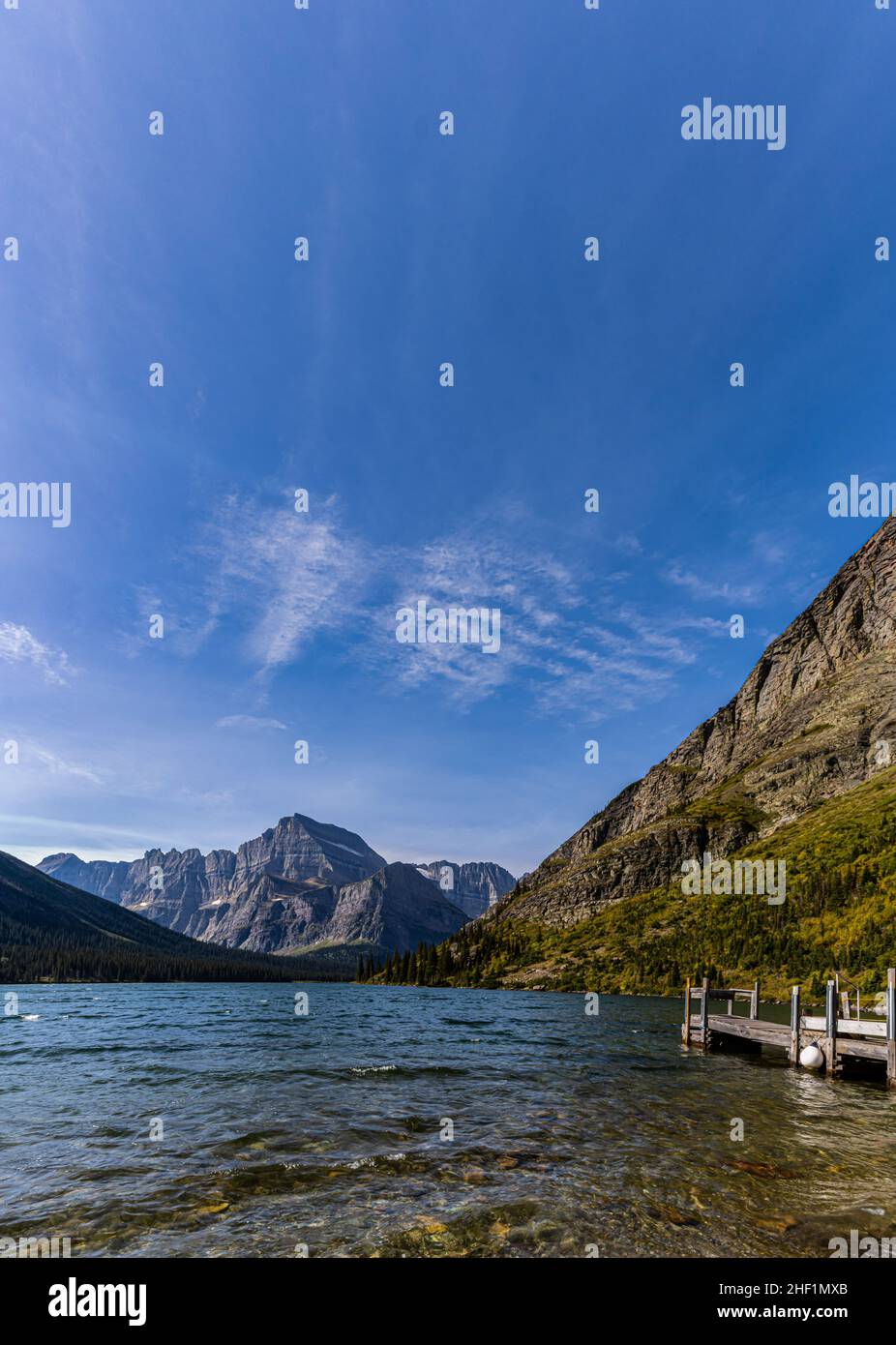 Schwimmender Pier am Lake Josephine auf dem Grinnell Glacier Trail, Glacier National Park, Montana, USA Stockfoto
