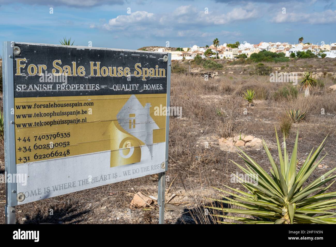 Verfallendes Immobilienmakler-Zeichen auf leerem Buschland in Camposol, Region de Murcia, Costa Calida, Spanien, EU. Eine Stadt, die bei britischen Ex-Pats beliebt ist. Hotelanzeige Stockfoto