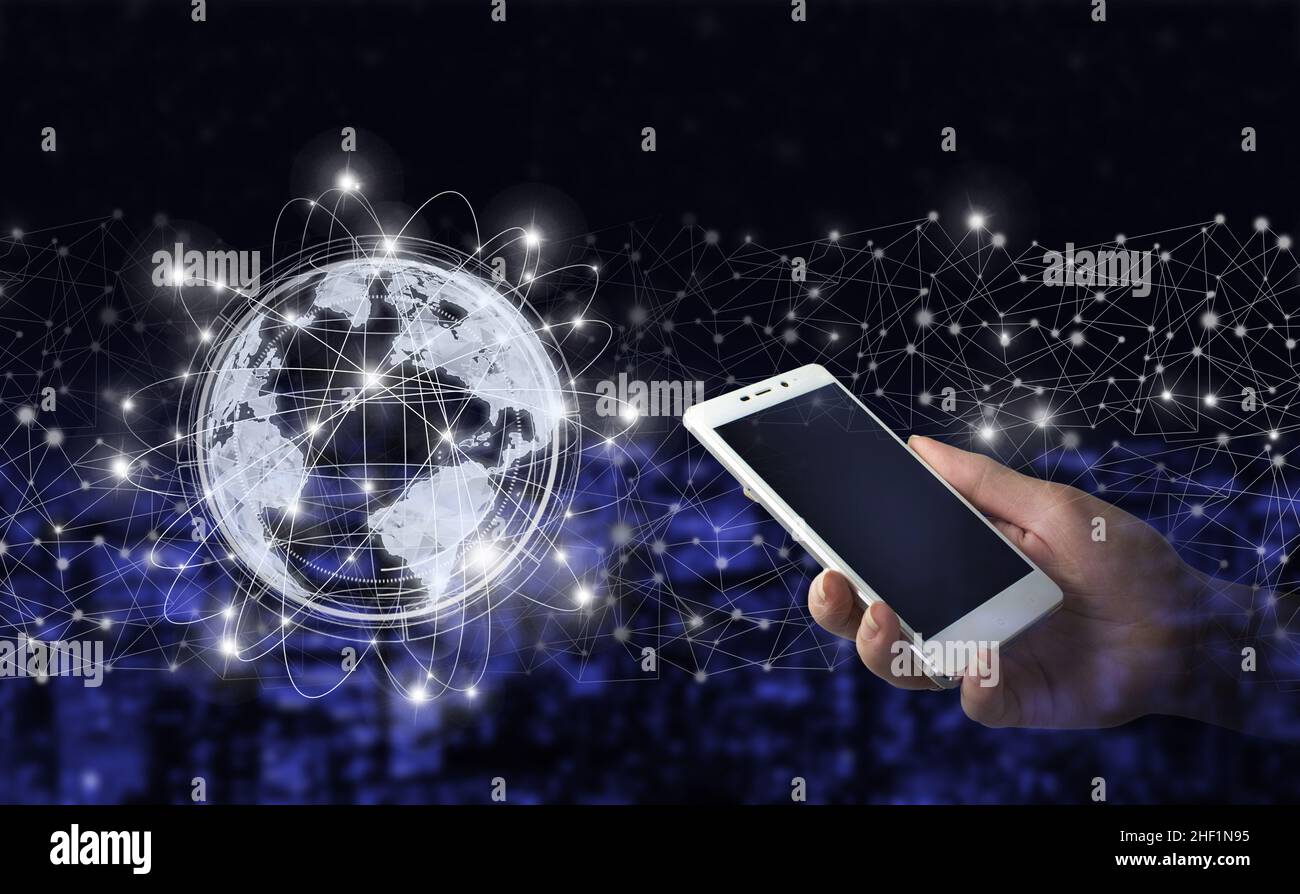 Abstraktes World Network Connection, Internet und Global Connection Konzept. Handgriff weißes Smartphone mit digitalem Hologramm Welt, Erde, Karte, Globus s Stockfoto