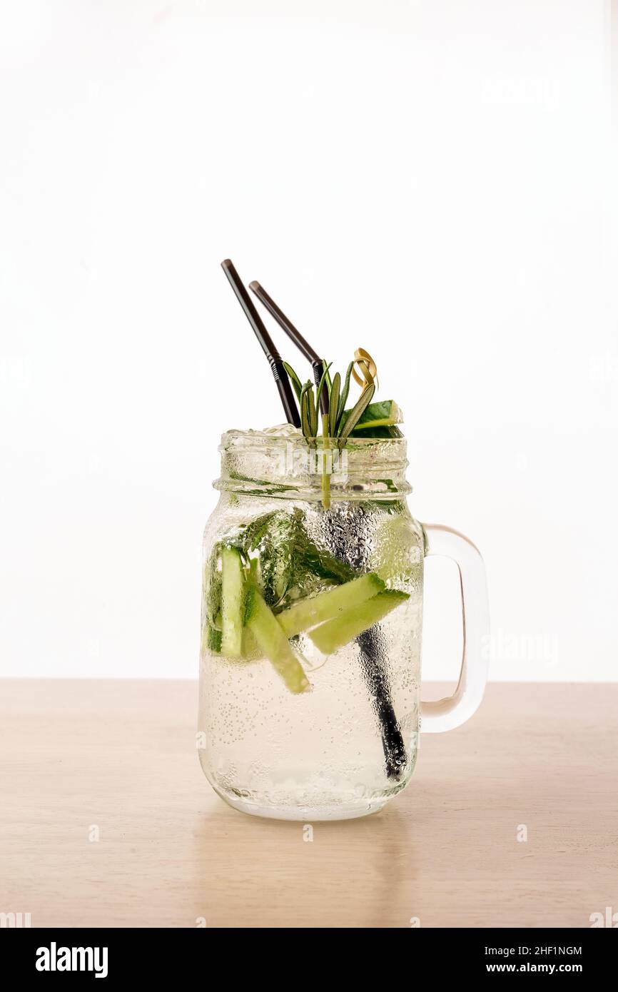 Ein kühles Getränk von Mojito in Jar mit einem Strohhalm auf dem Tisch. Weißer Hintergrund Stockfoto