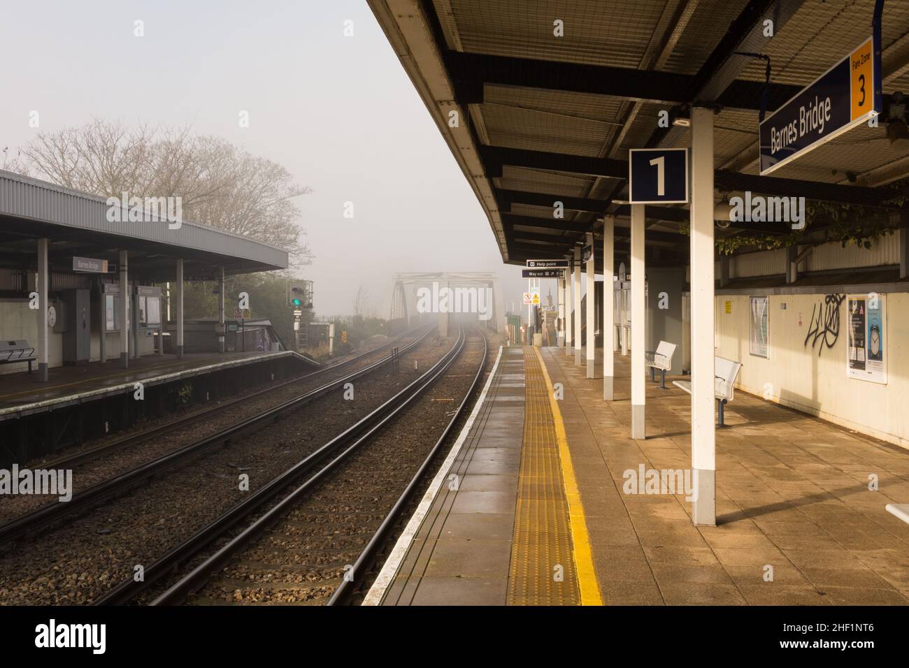 Morgennebel auf den verlassenen Bahnsteigen am Bahnhof Barnes Bridge, Barnes, London, SW13, England, GROSSBRITANNIEN Stockfoto