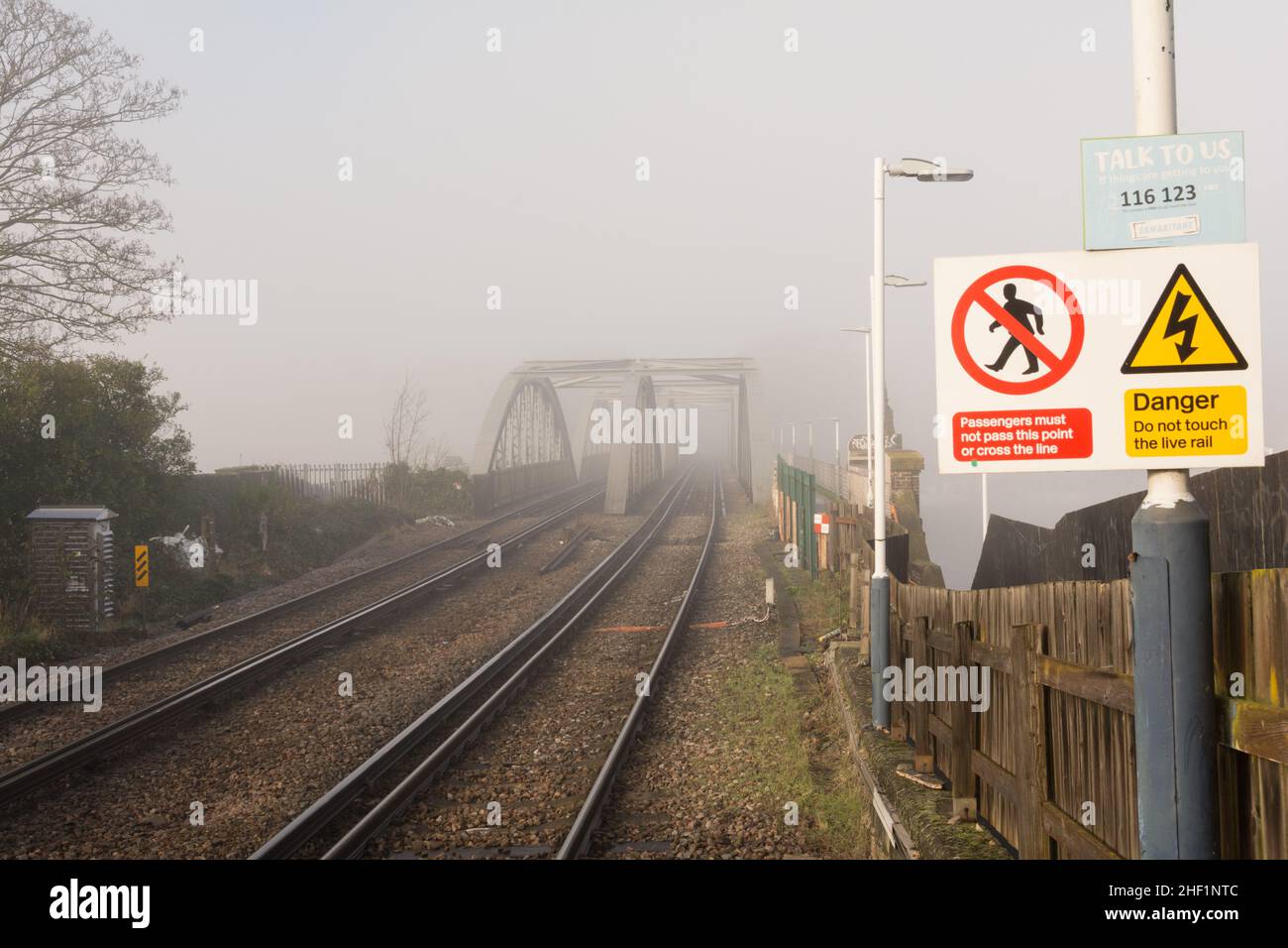 Neblige Bahnsteige am Barnes Bridge Railway Station, Barnes, London, England, Großbritannien Stockfoto