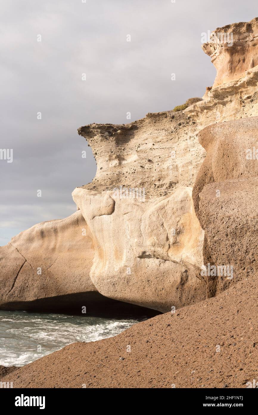 Die Klippe erodierte in Form eines Schildkrötenkopfes Stockfoto