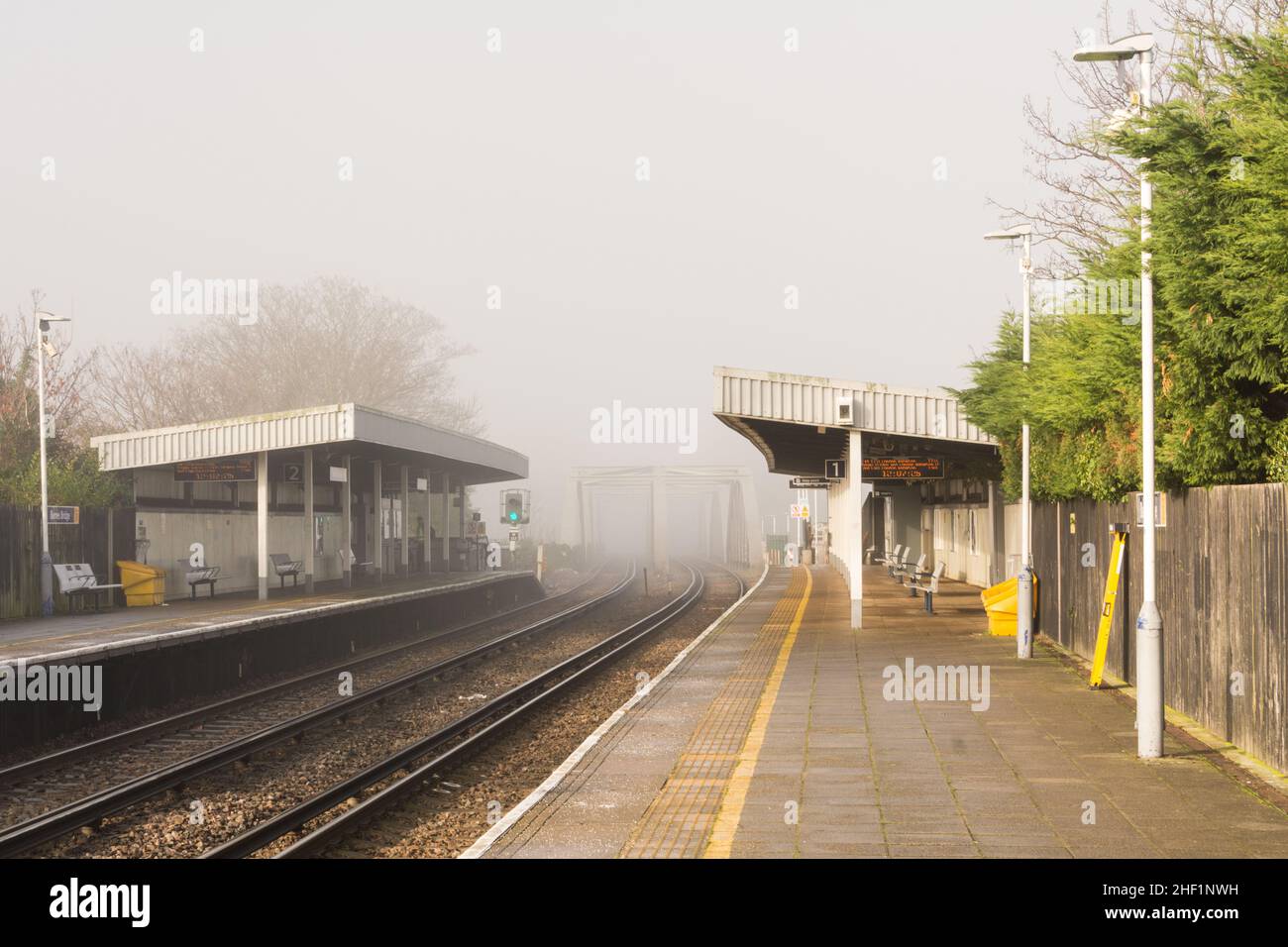 Neblige Bahnsteige am Barnes Bridge Railway Station, Barnes, London, England, Großbritannien Stockfoto