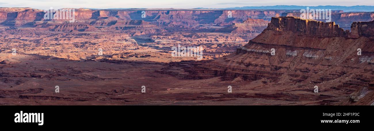 Blick nach Norden von Needles Overlook in Utah in Richtung Colorado River und Canyonlands National Park. Stockfoto