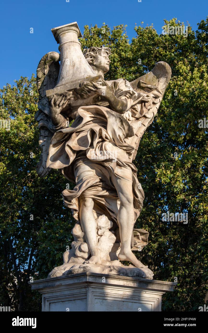 ROM, ITALIEN - 1. SEPTEMBER 2021: Der Engel mit der Säule auf der Ponte Sant'Angelo von Antonio Raggi (1624 - 1686). Stockfoto