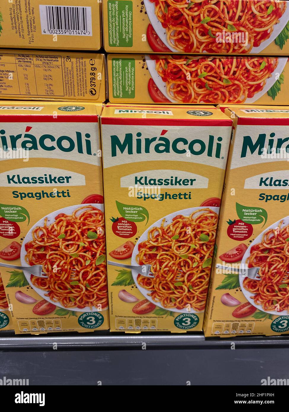 Rheinbach, Deutschland 10. März 2021, mehrere Packungen 'Miracoli' Spaghetti im Regal eines deutschen Supermarktes Stockfoto