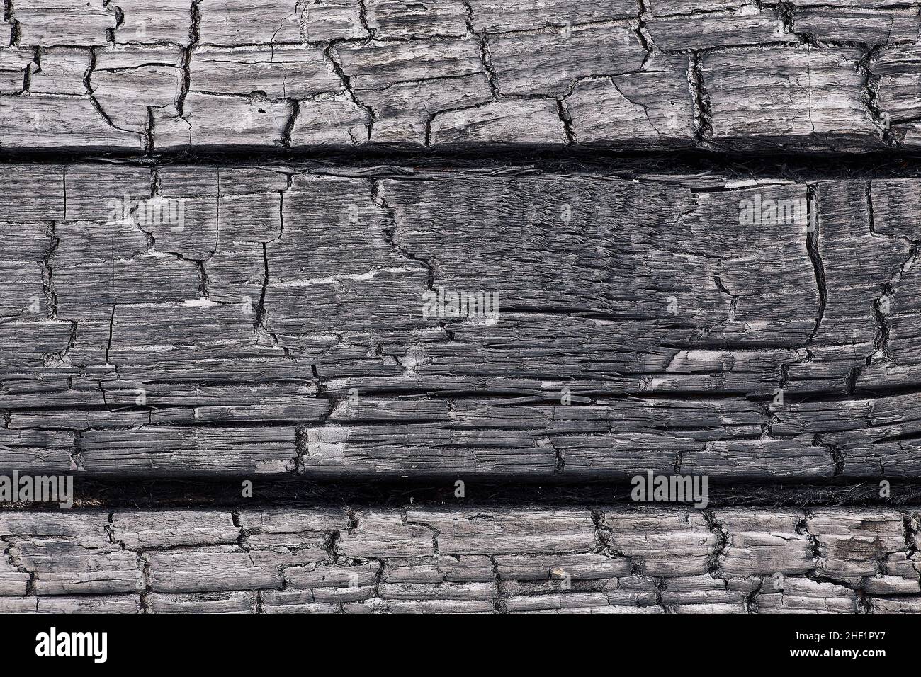 Schöner Holzhintergrund bestehend aus drei Brettern mit einer schönen Textur aus verbranntem Holz. Stockfoto