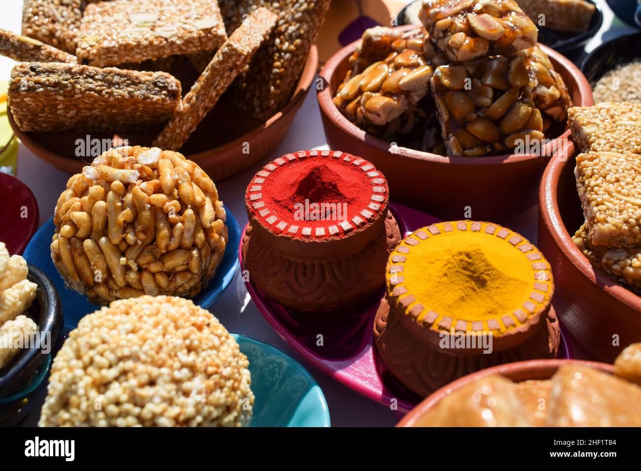 Indisches Festival makar sankranti Special haldi Kumkum mit sankranti Süßigkeiten von jaggery Rezepte, til ladoo, Peanut Chikki, til chikki, rajgira laddu Stockfoto