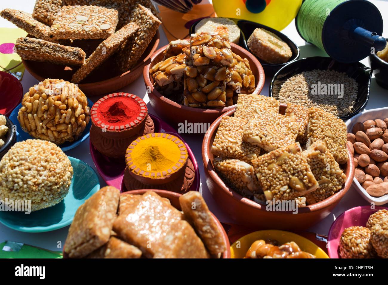 Indian Festival makar sankranti Special haldi Kumkum mit sankranti Süßigkeiten von jaggery Rezepte, til ladoo, Peanut Chikki, til chikki, rajgira laddu, pe Stockfoto