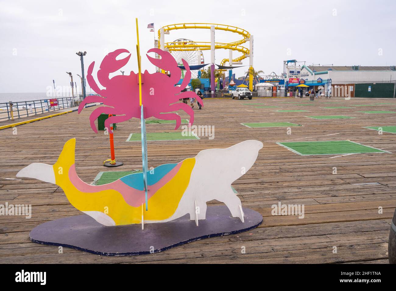 Der Santa Monica Pier ist ein großer, doppelgelenkiger Pier am Fuße der Colorado Avenue in Santa Monica, Kalifornien, USA. Es enthält ein kleines Vergnügungsmusem Stockfoto