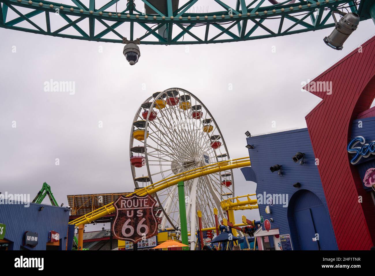 Der Santa Monica Pier ist ein großer, doppelgelenkiger Pier am Fuße der Colorado Avenue in Santa Monica, Kalifornien, USA. Es enthält ein kleines Vergnügungsmusem Stockfoto