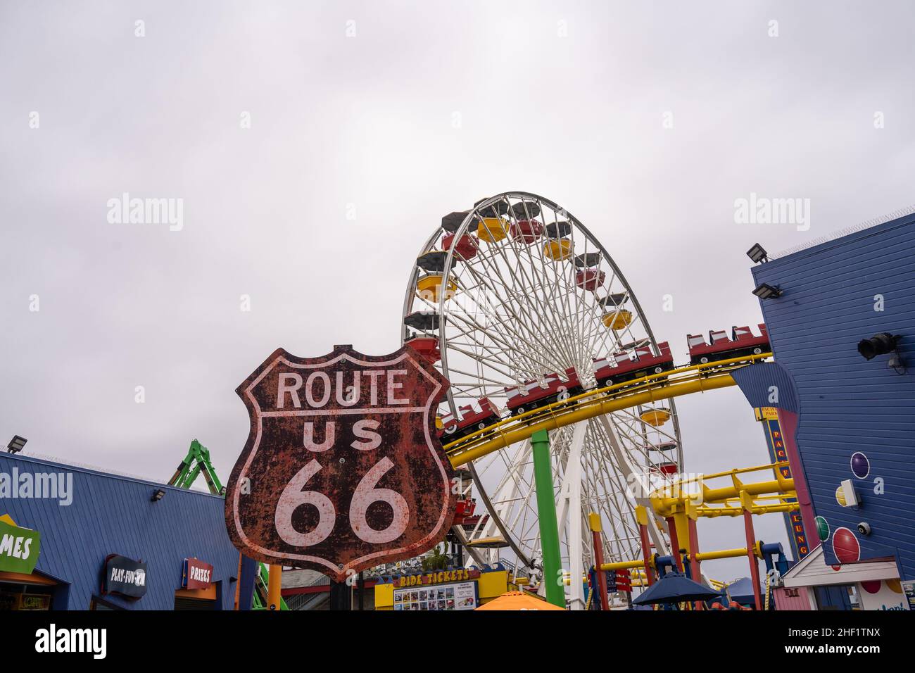 Der Santa Monica Pier ist ein großer, doppelgelenkiger Pier am Fuße der Colorado Avenue in Santa Monica, Kalifornien, USA. Es enthält ein kleines Vergnügungsmusem Stockfoto