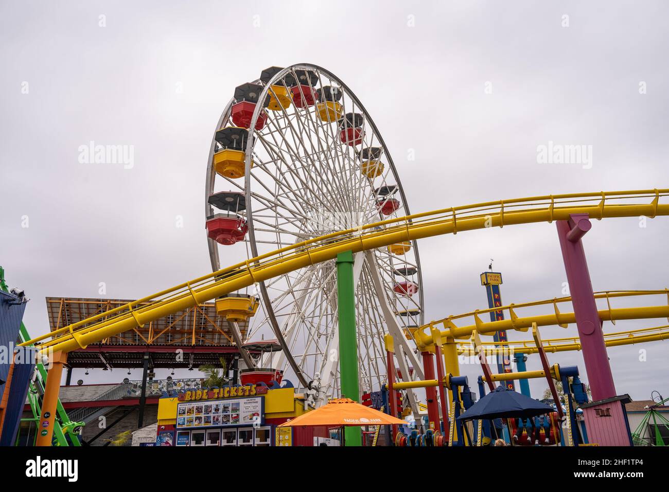 Der Santa Monica Pier ist ein großer, doppelgelenkiger Pier am Fuße der Colorado Avenue in Santa Monica, Kalifornien, USA. Es enthält ein kleines Vergnügungsmusem Stockfoto