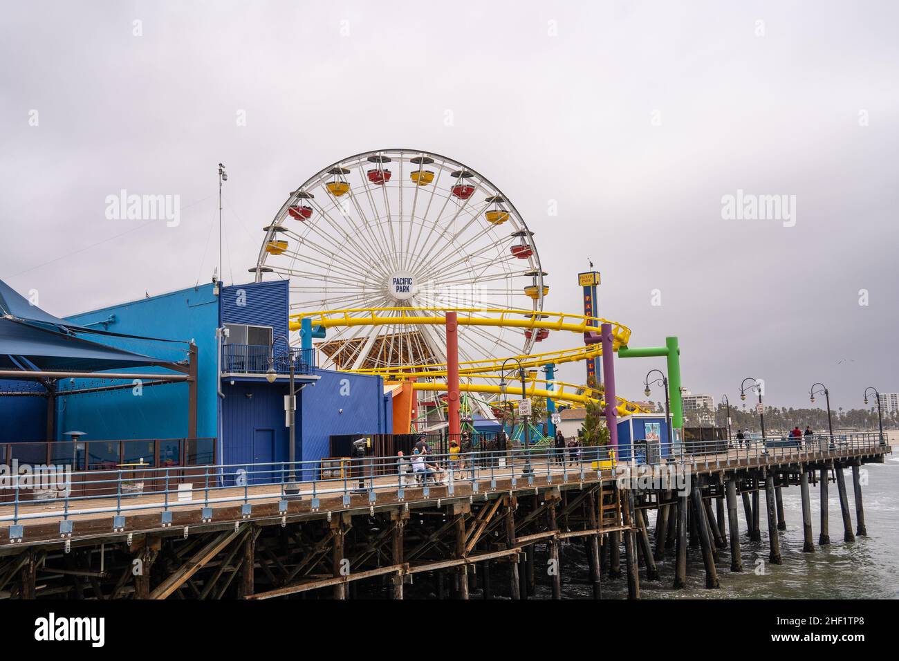 Der Santa Monica Pier ist ein großer, doppelgelenkiger Pier am Fuße der Colorado Avenue in Santa Monica, Kalifornien, USA. Es enthält ein kleines Vergnügungsmusem Stockfoto