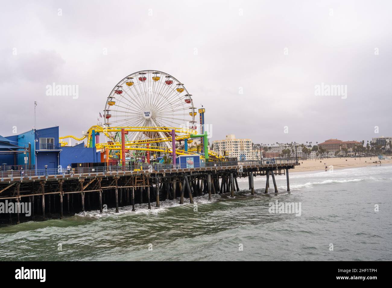 Der Santa Monica Pier ist ein großer, doppelgelenkiger Pier am Fuße der Colorado Avenue in Santa Monica, Kalifornien, USA. Es enthält ein kleines Vergnügungsmusem Stockfoto