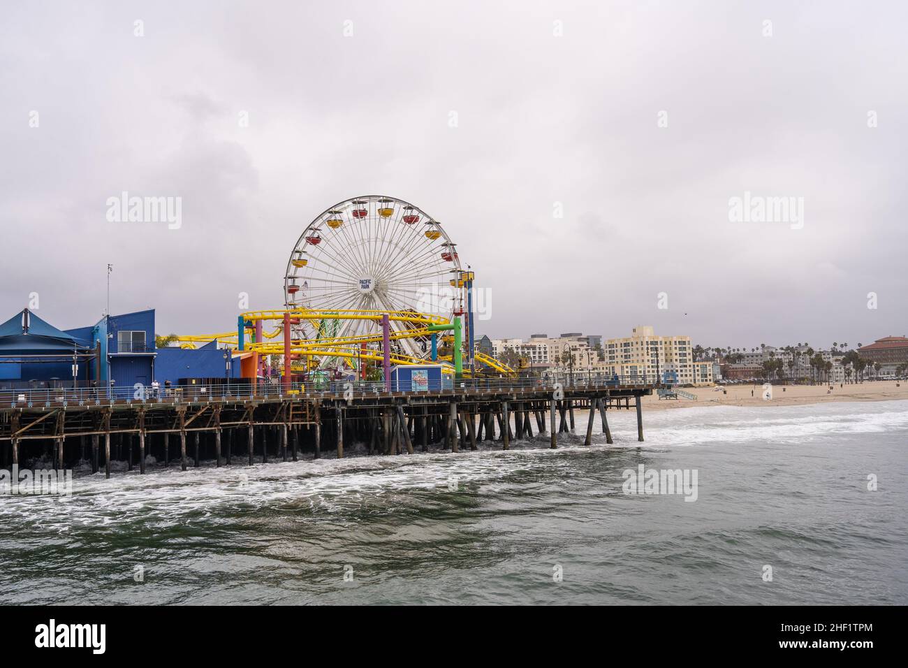 Der Santa Monica Pier ist ein großer, doppelgelenkiger Pier am Fuße der Colorado Avenue in Santa Monica, Kalifornien, USA. Es enthält ein kleines Vergnügungsmusem Stockfoto