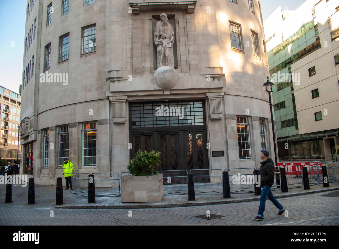 London, Großbritannien. 13th Januar 2022. Mann greift mit Hammer die Statue vor dem BBC Broadcasting House an. Die Schnitzerei zeigt Prospero und Ariel aus Shakespeares der Sturm. Die Kunstwerke von Eric Gill, die 1933 im Londoner Hauptquartier installiert wurden, sind umstritten, weil der Künstler Pädophil war. Die Tagebücher des Bildhauers Eric Gill, die nach seinem Tod im Jahr 1940 veröffentlicht wurden, enthüllten, dass er seine Töchter im Teenageralter sexuell missbraucht hat. Kredit: JOHNNY ARMSTEAD/Alamy Live Nachrichten Stockfoto