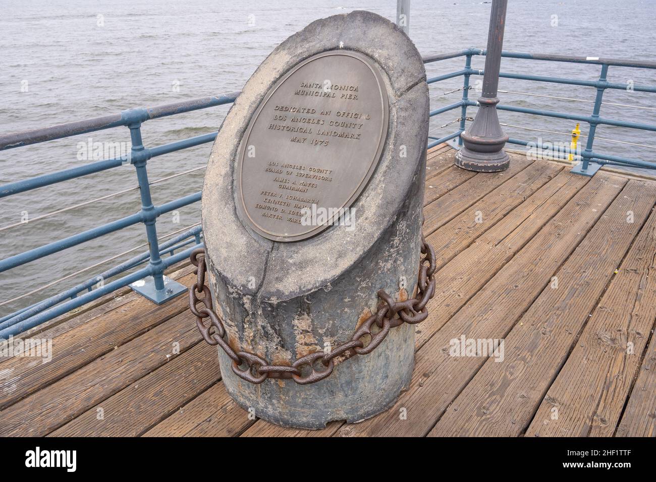 Der Santa Monica Pier ist ein großer, doppelgelenkiger Pier am Fuße der Colorado Avenue in Santa Monica, Kalifornien, USA. Es enthält ein kleines Vergnügungsmusem Stockfoto