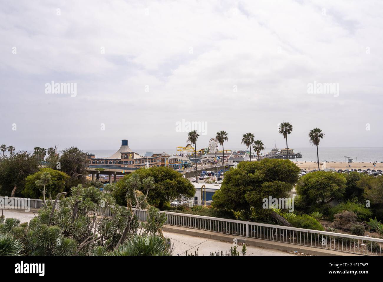 Der Santa Monica Pier ist ein großer, doppelgelenkiger Pier am Fuße der Colorado Avenue in Santa Monica, Kalifornien, USA. Es enthält ein kleines Vergnügungsmusem Stockfoto