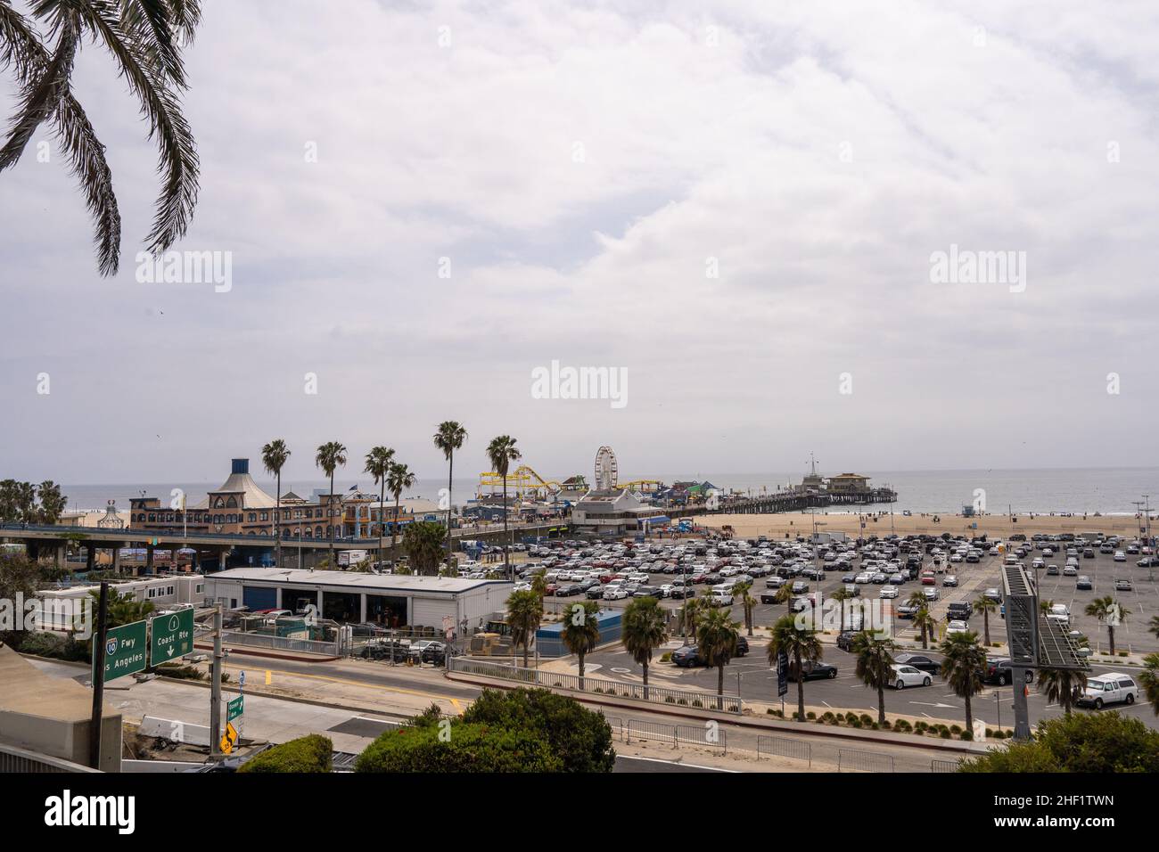 Der Santa Monica Pier ist ein großer, doppelgelenkiger Pier am Fuße der Colorado Avenue in Santa Monica, Kalifornien, USA. Es enthält ein kleines Vergnügungsmusem Stockfoto