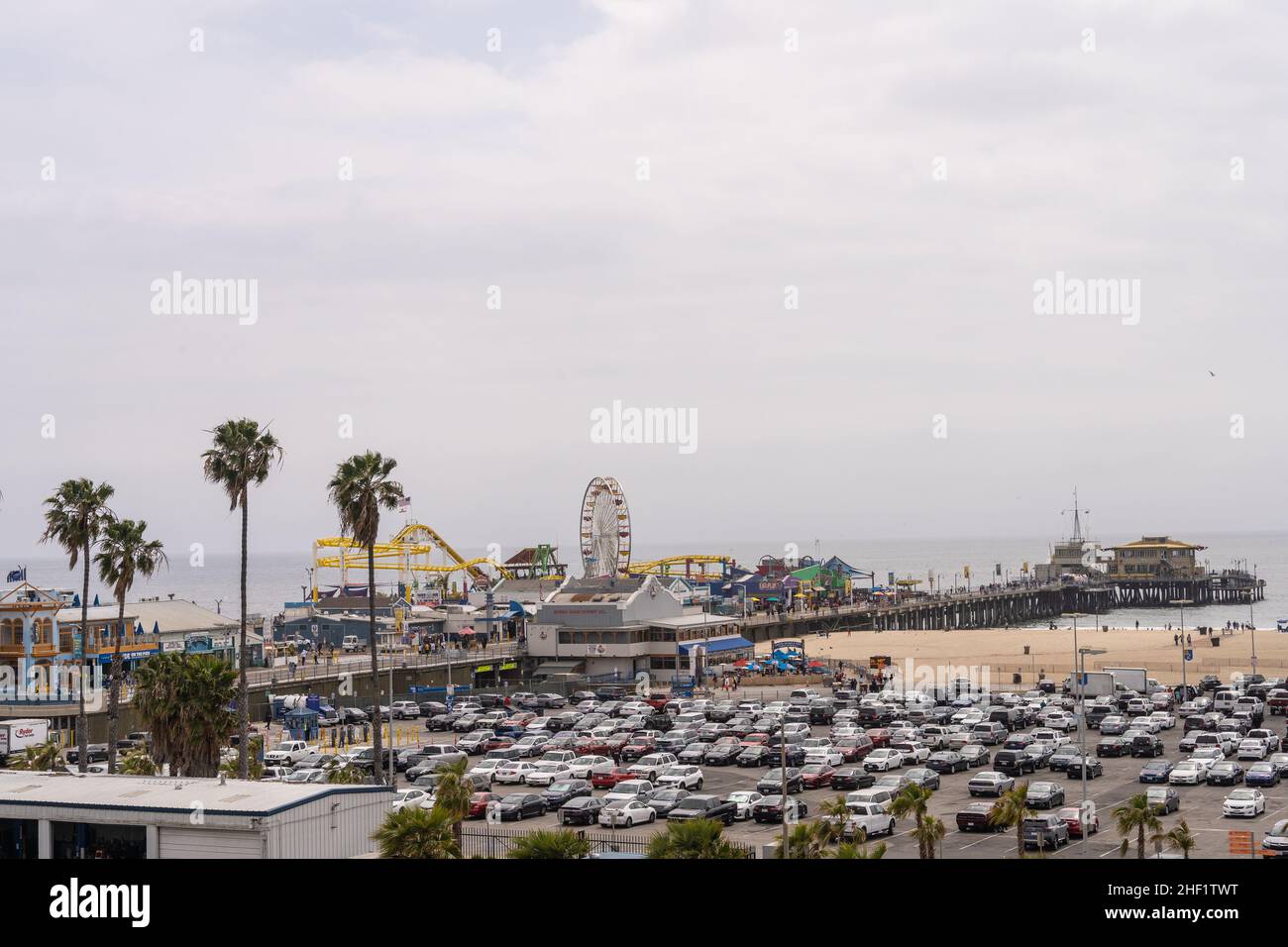 Der Santa Monica Pier ist ein großer, doppelgelenkiger Pier am Fuße der Colorado Avenue in Santa Monica, Kalifornien, USA. Es enthält ein kleines Vergnügungsmusem Stockfoto