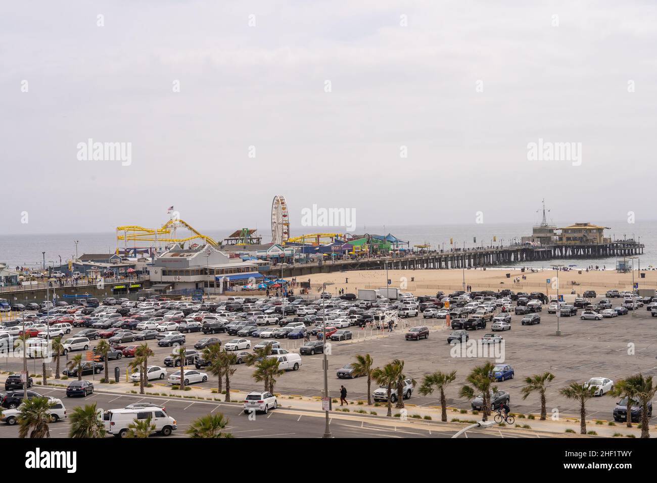 Der Santa Monica Pier ist ein großer, doppelgelenkiger Pier am Fuße der Colorado Avenue in Santa Monica, Kalifornien, USA. Es enthält ein kleines Vergnügungsmusem Stockfoto