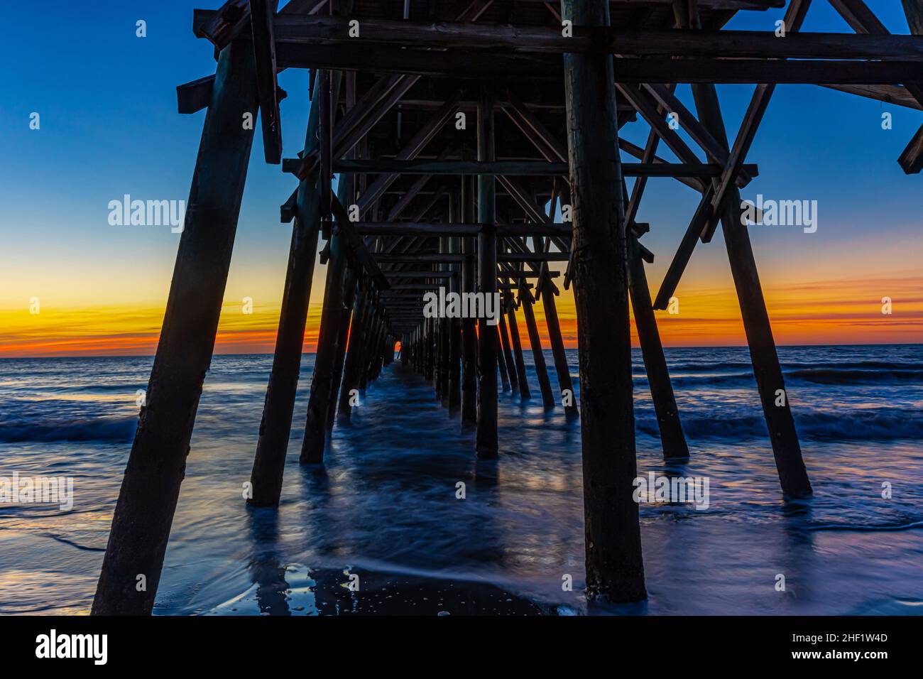 Sonnenaufgang am Second Avenue Beach und Pier, Myrtle Beach, South Carolina, USA Stockfoto