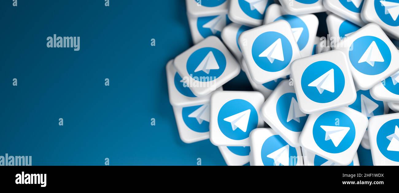 Logos der russischen Messenger-App Telegram, die von Kriminellen und Extremisten auf einem Haufen verwendet wird. Webbannergröße mit Kopierbereich - Selektiver Fokus Stockfoto