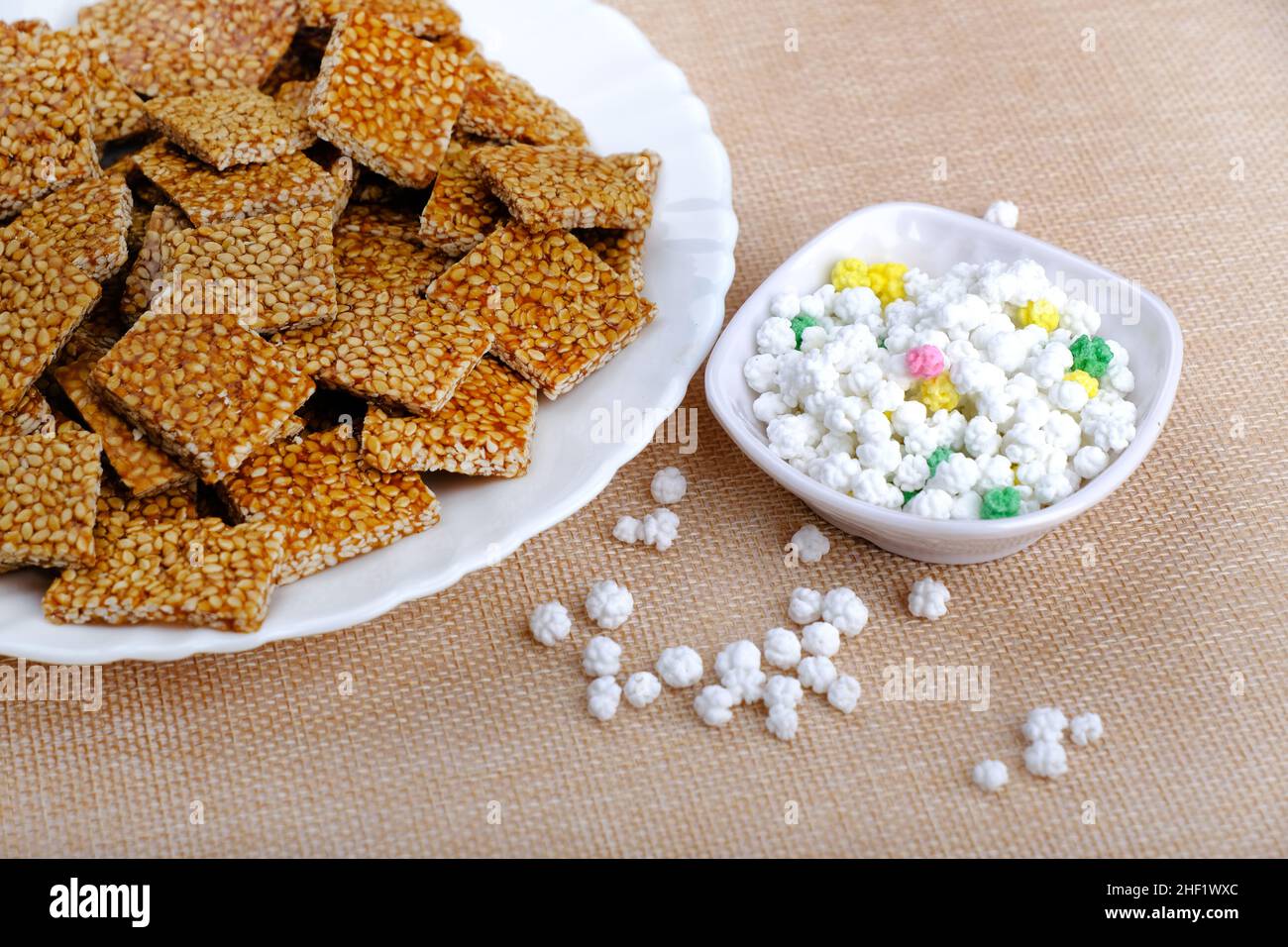 Makar sankranti Spezialartikel Tilgul, Til ke laddu, Chikki, alles süße Dinge, die aus weißen Sesamsamen und Jaggery hergestellt werden. Winter spezielle indische Lebensmittel Gesundheit Stockfoto