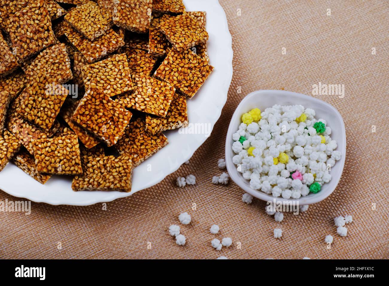 Makar sankranti Spezialartikel Tilgul, Til ke laddu, Chikki, alles süße Dinge, die aus weißen Sesamsamen und Jaggery hergestellt werden. Winter spezielle indische Lebensmittel Gesundheit Stockfoto