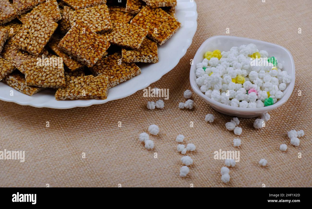 Makar sankranti Spezialartikel Tilgul, Til ke laddu, Chikki, alles süße Dinge, die aus weißen Sesamsamen und Jaggery hergestellt werden. Winter spezielle indische Lebensmittel Gesundheit Stockfoto