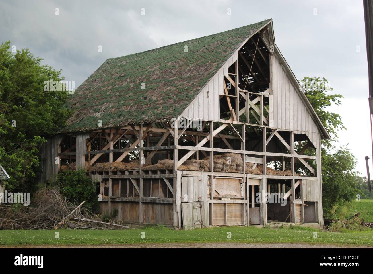 Alte Scheune wird im Zentrum von Illinois abgerissen Stockfoto