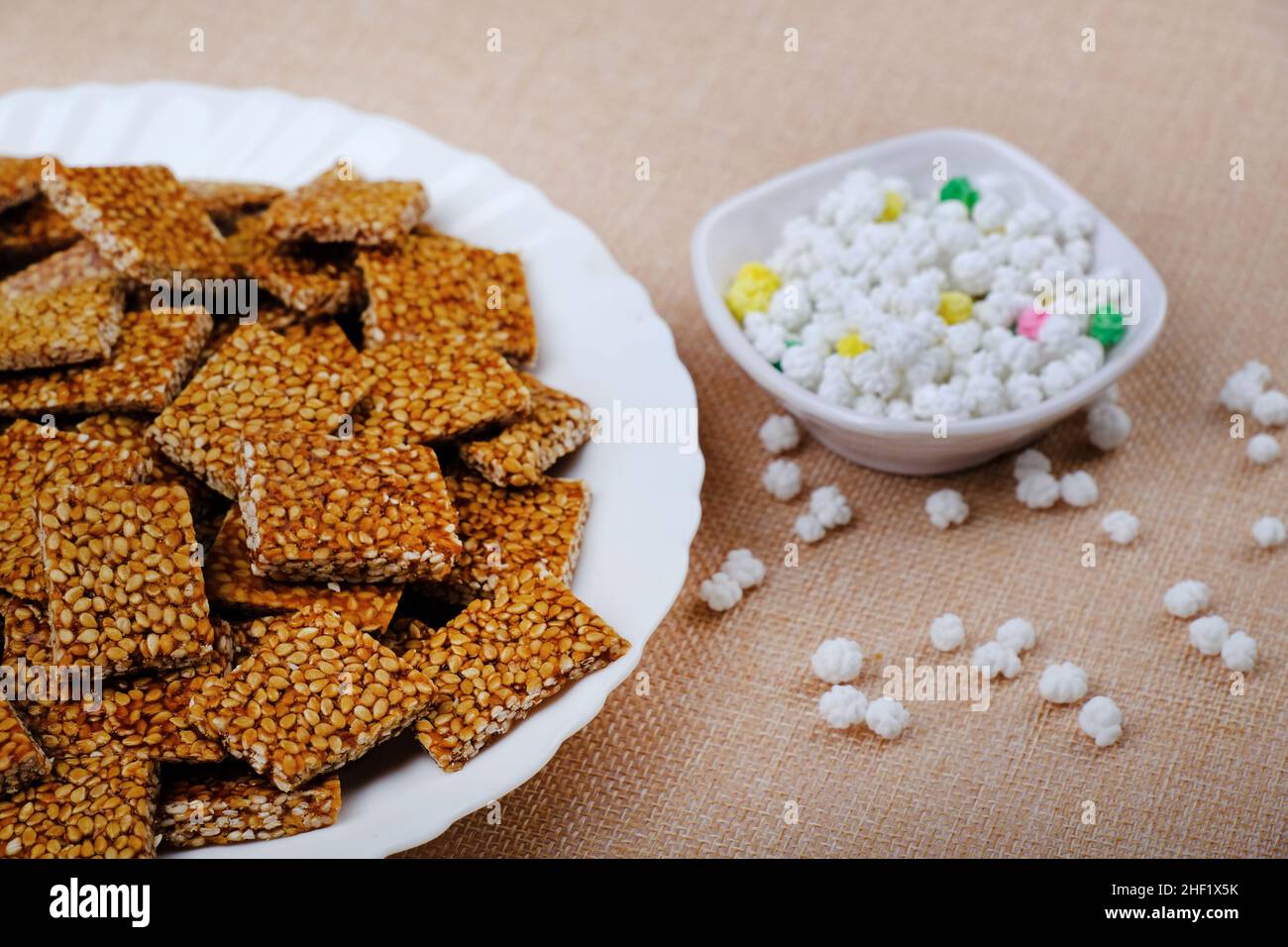 Makar sankranti Spezialartikel Tilgul, Til ke laddu, Chikki, alles süße Dinge, die aus weißen Sesamsamen und Jaggery hergestellt werden. Winter spezielle indische Lebensmittel Gesundheit Stockfoto