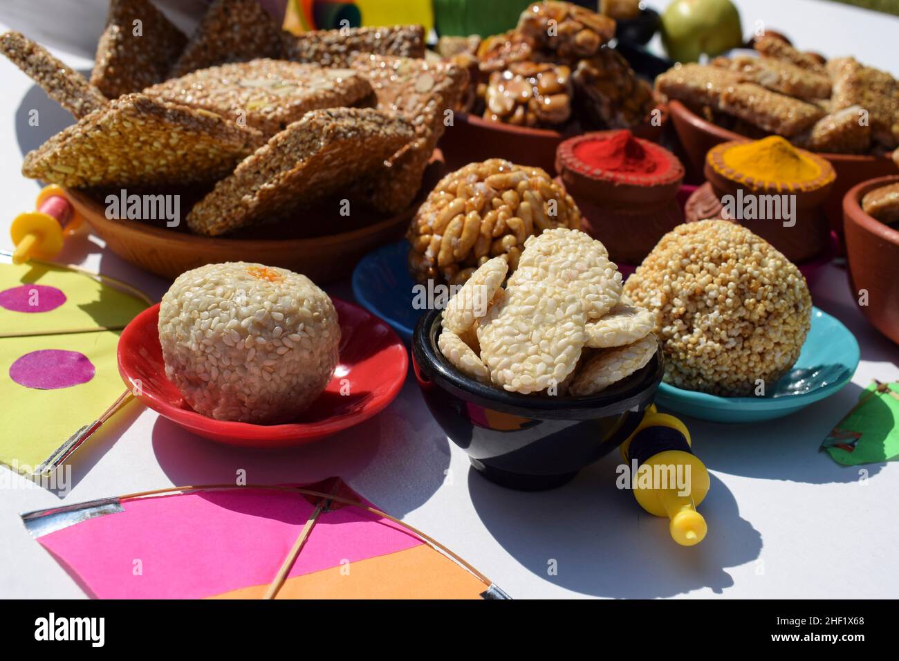 Indisches Festival makar sankranti Special haldi Kumkum mit sankranti Süßigkeiten von jaggery Rezepte, til ladoo, Peanut Chikki, til chikki, rajgira laddu Stockfoto