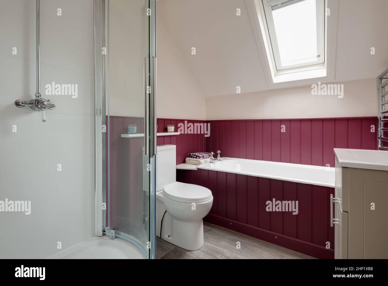Clare, Suffolk - 27. April 2018: Schlichtes, schickes, modernes Badezimmer in einem sympathischen traditionellen Stil in einem kleinen Häuschen. Stockfoto